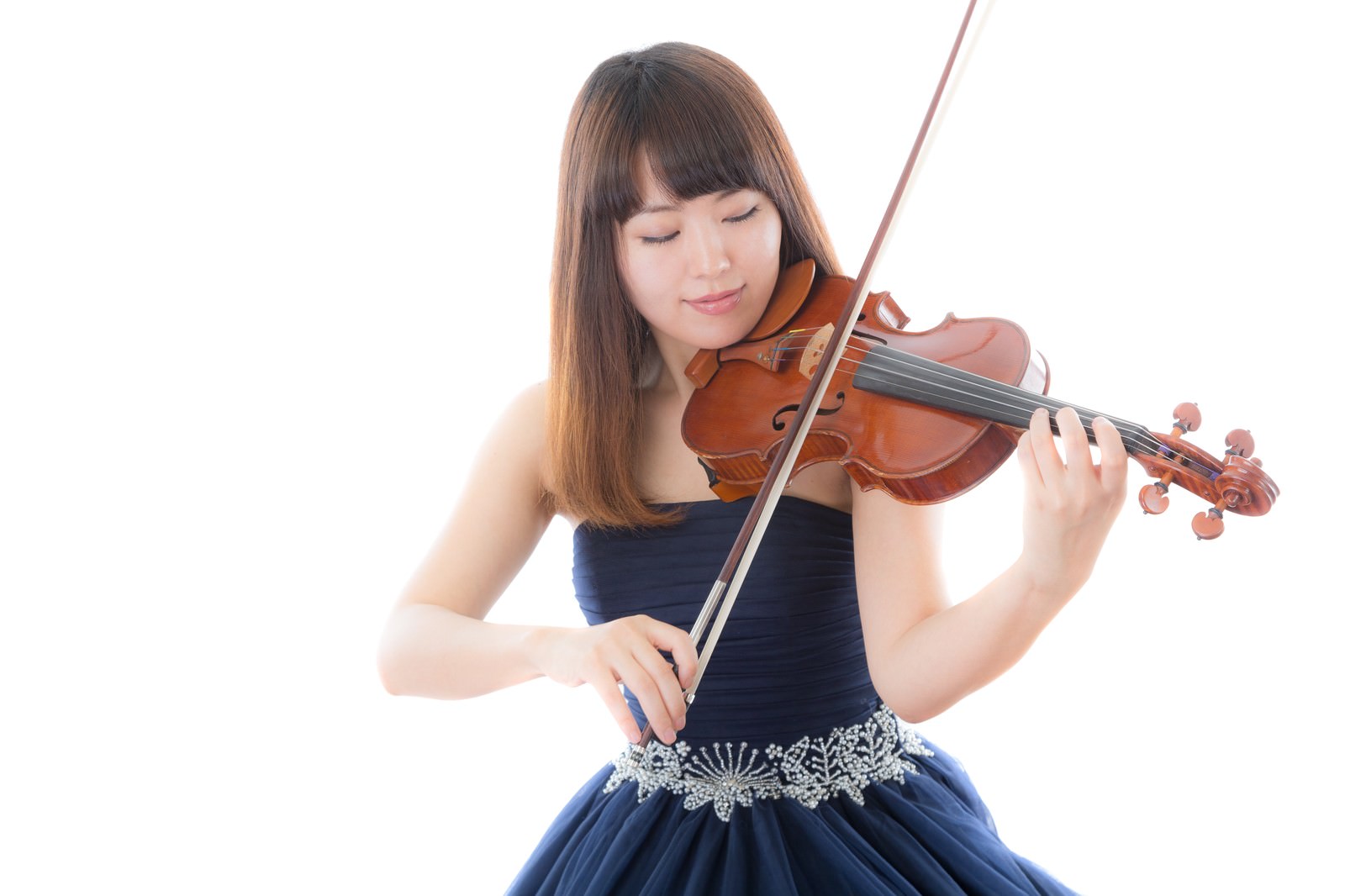 紺のドレス姿でヴァイオリンを演奏する女性が目を閉じて集中している［モデル：yukiko］