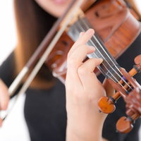 ヴァイオリン演奏中の左手のフィンガリングの写真