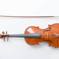 ヴァイオリンと弓を白背景で並べた楽器のの写真