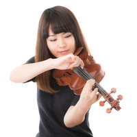 ヴァイオリンのピッチカート奏法を演奏する女性の写真
