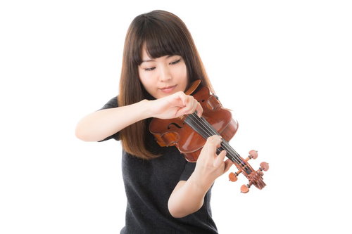 ヴァイオリンのピッチカート奏法を演奏する女性
