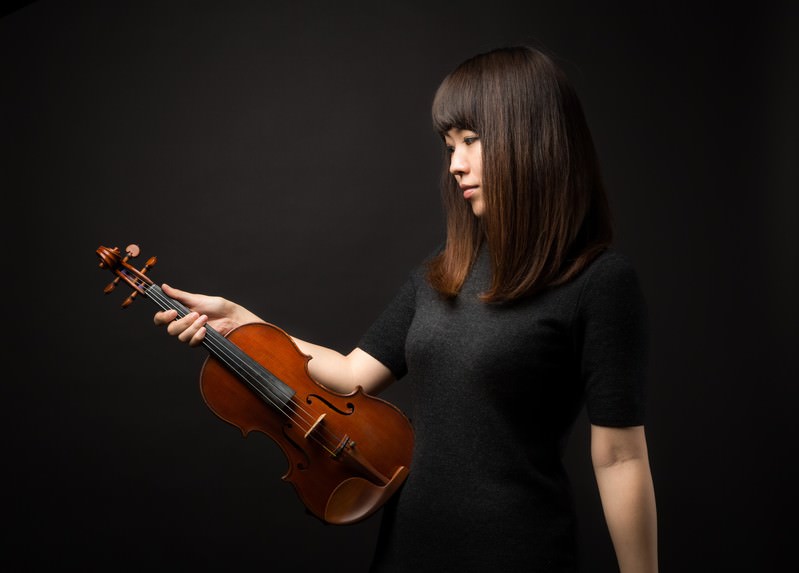 プロの女性ヴァイオリニストの演奏風景と楽器の写真素材 - フリー素材