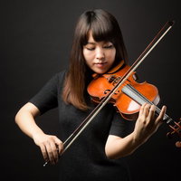 ヴァイオリンを演奏する女性奏者の集中力と表現力の写真