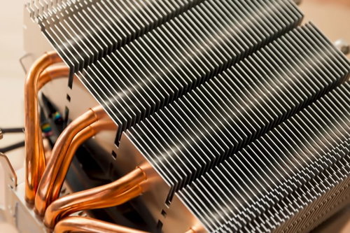 銀色のヒートシンクと銅色のヒートパイプのCPUクーラー
