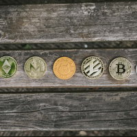 モナコインを中心に並べた仮想通貨のコインの写真