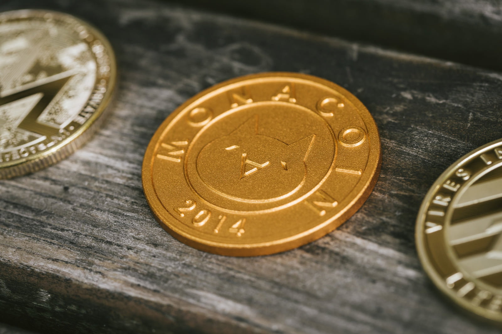 仮想通貨コインのレプリカ6枚を木の板に並べた俯瞰写真