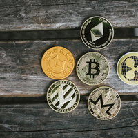 仮想通貨コインに囲まれたビットコインの写真