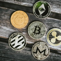 ビットコイン、イーサリアム、モナコインなど複数の仮想通貨コインの写真