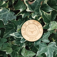 緑の葉とモナコイン金貨の写真