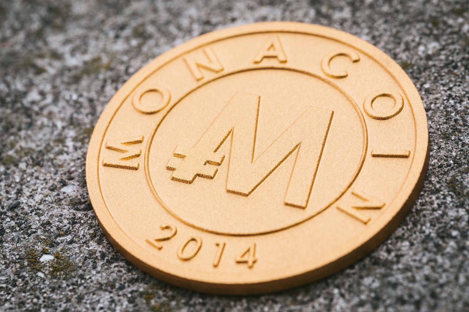 銅色のモナコインメダル、MONA COINと2014の刻印