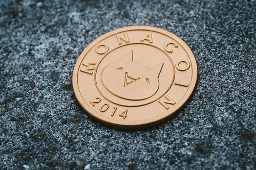 オマエモナコイン、石の上に置かれた銅色のコイン