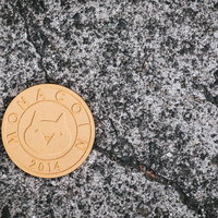 ひび割れした地面に置かれたモナコインのデジタル資産の写真