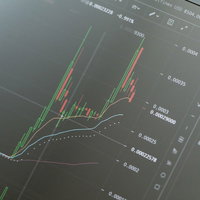 パソコン画面に表示された急上昇するローソク足チャートの写真
