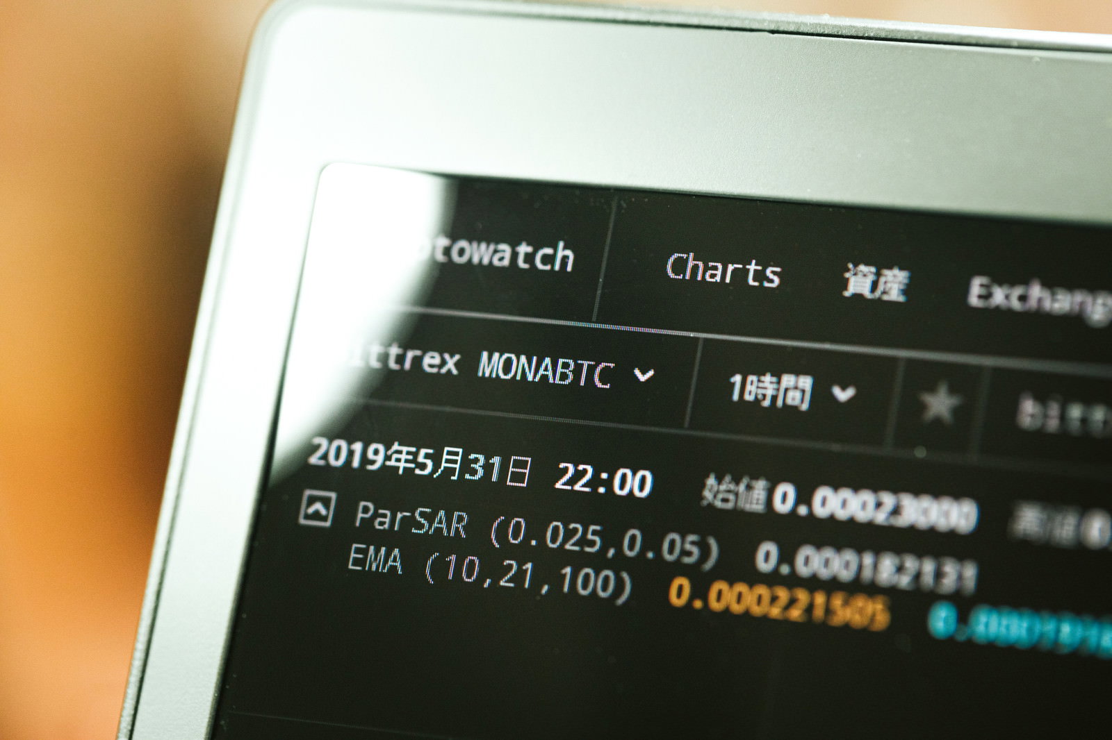 パソコンの画面でMONA/BTCのチャートを表示している