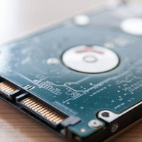 ハードディスクドライブの緑色の基板面の写真
