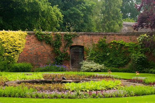 緑の芝生と石造りの建物に囲まれたクライストチャーチの庭