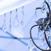 透明なガラスのパーツに光が当たるクリスタルのライトの写真