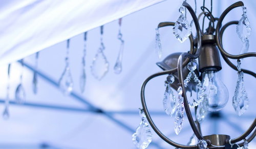 透明なガラスのパーツに光が当たるクリスタルのライト