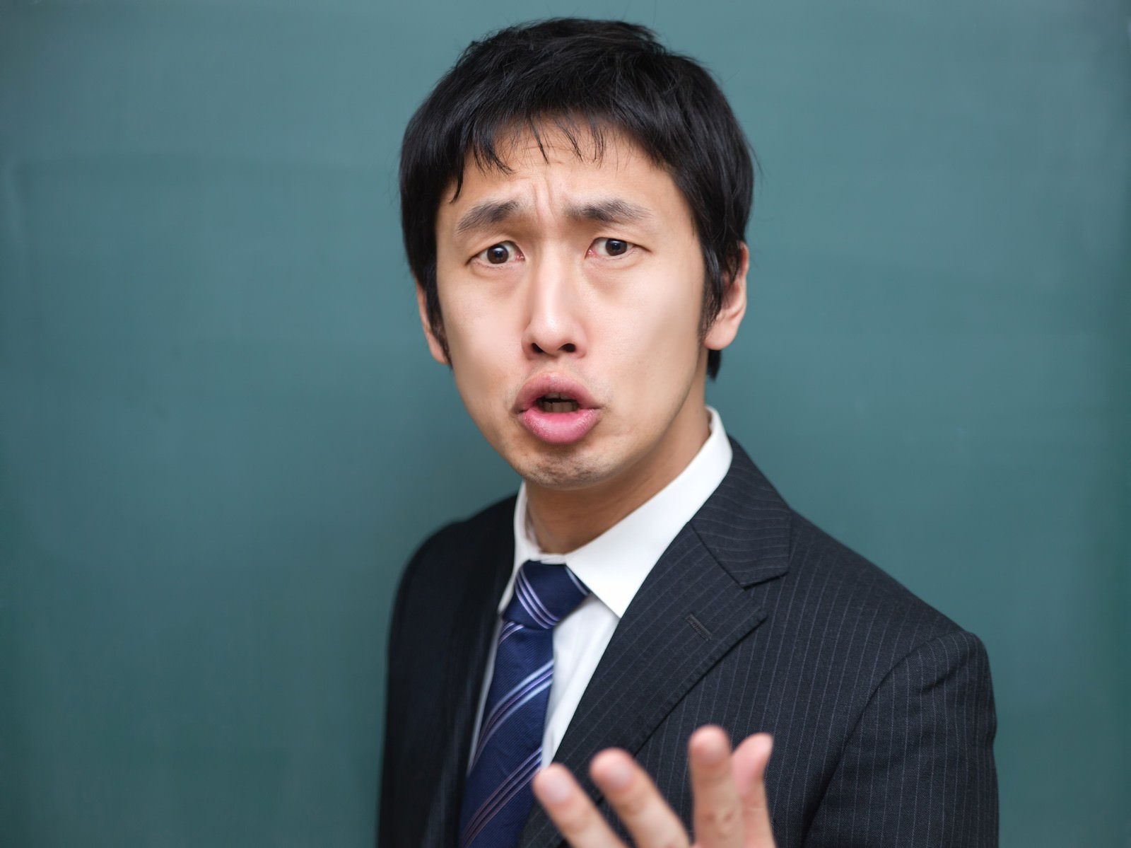 両手を前に出して迫る講師の男性［モデル：大川竜弥］