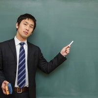 「ここテストに出るよ！」とチョークで指す講師の写真