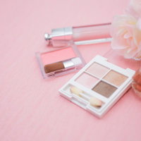 口紅やパウダーなど色とりどりの化粧品が並ぶコスメの接写の写真