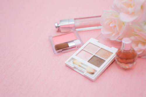 口紅やパウダーなど色とりどりの化粧品が並ぶコスメの接写