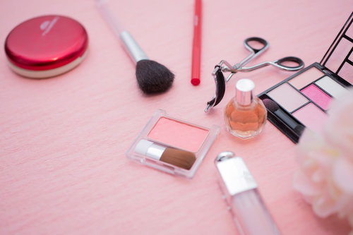 ファンデーションやブラシやリップが並ぶコスメセットの俯瞰