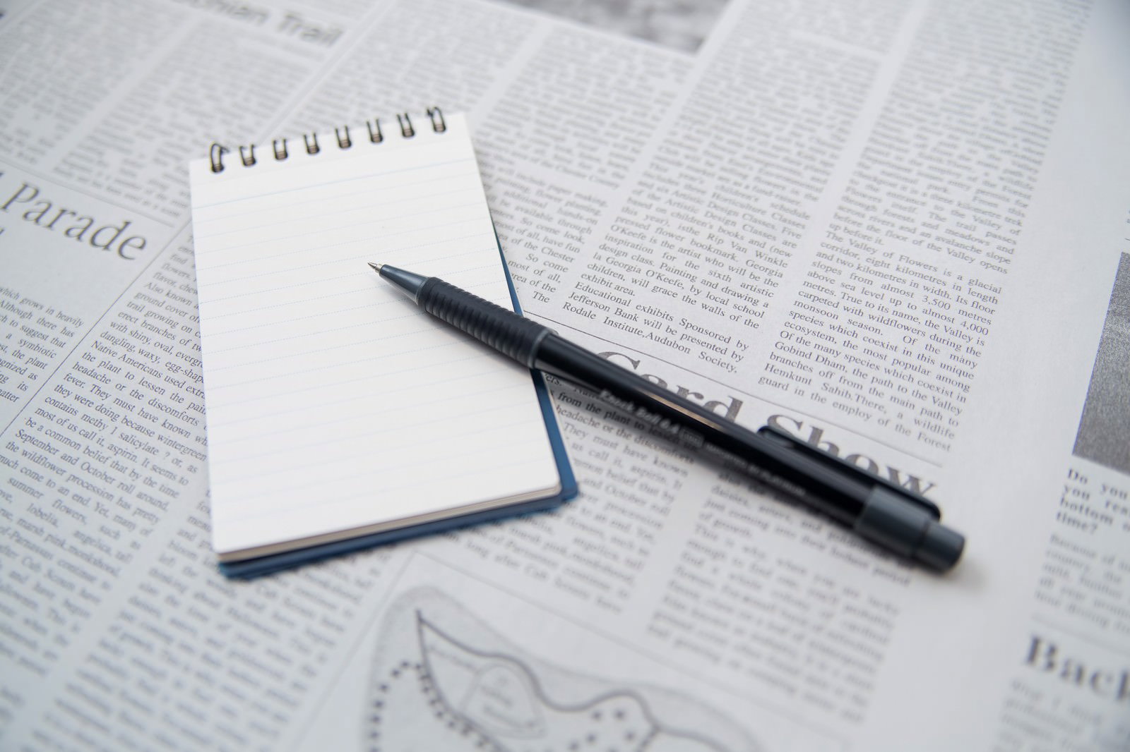 赤い書き込みの翻訳メモとペン