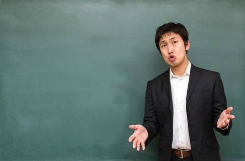 黒板を背にして将来の夢や目標を熱く語るチューター