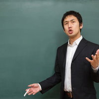 黒板を指差して「いつやるの？」と生徒に問いかける進路指導の先生の写真