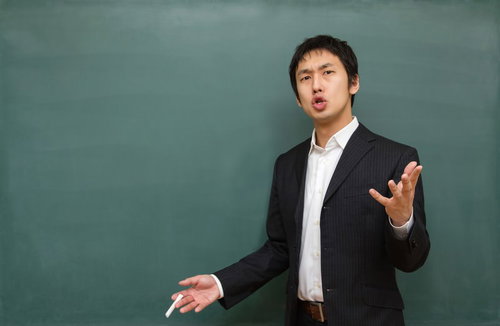 黒板を指差して「いつやるの？」と生徒に問いかける進路指導の先生