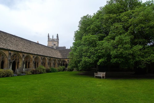 緑の芝生とベンチが並ぶオックスフォード・ニューカレッジの庭園