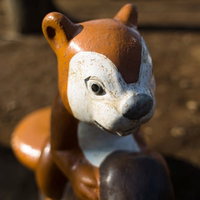 塗装が剥げて色あせたボロボロのりすの遊具の写真