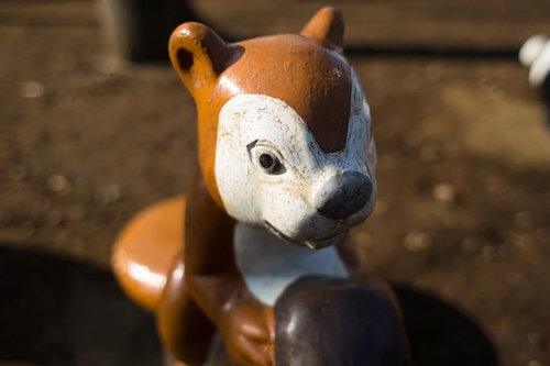 塗装が剥げて色あせたボロボロのりすの遊具