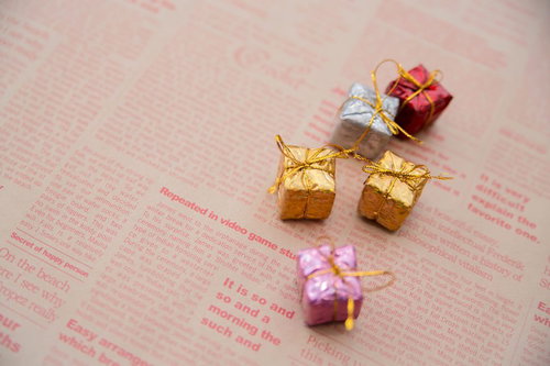 英語のメッセージカードが添えられたリボン付きプレゼント