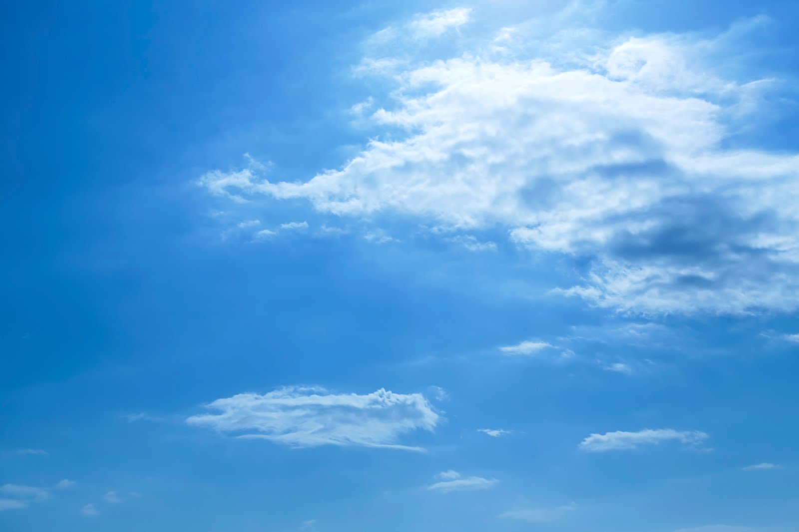 雲が浮かぶ晴天の青い空