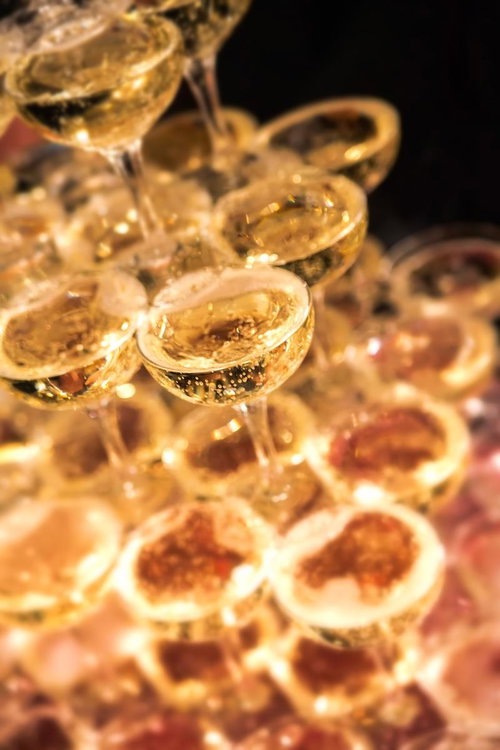 グラスが段になって積み上がるシャンパンタワーの接写