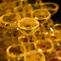 グラスが段々に積み重ねられたきらめくシャンパンタワーの写真