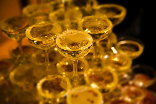 グラスが段々に積み重ねられたきらめくシャンパンタワー