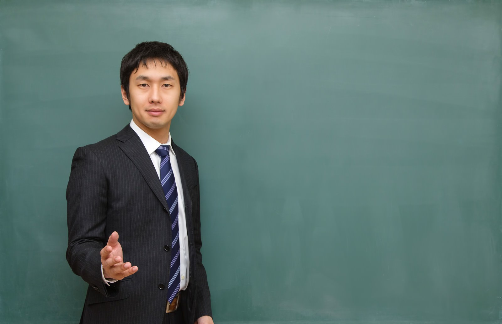 優しい表情で授業する塾の講師［モデル：大川竜弥］