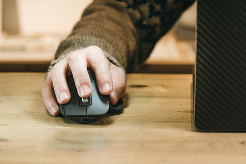 マウスを操作する右手でクリック、デスク上でのPC作業