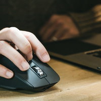 PCの操作はマウス派、ノートパソコンとワイヤレスマウスの組み合わせの写真