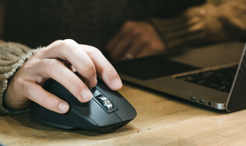 PCの操作はマウス派、ノートパソコンとワイヤレスマウスの組み合わせ