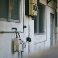 住民がいなくなった社宅の廃墟 - 老朽化した団地の写真