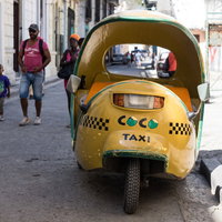 路肩に駐車中の青いクラシックカー（キューバ）の写真