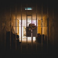 クラシックカーが走る古い街並みの写真