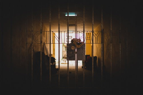 クラシックカーが走る古い街並み