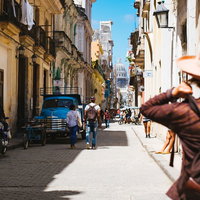 街を詮索する旅人とキューバ・ハバナの歴史ある街並みの写真