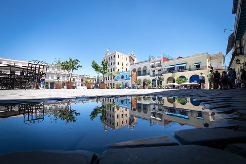 水面に反射するハバナの街並み、コロニアル建築と青空