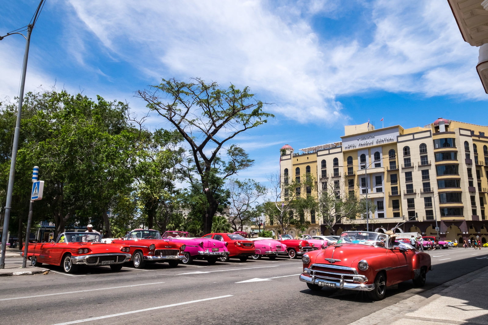 石畳の広場に並ぶカラフルなクラシックカー